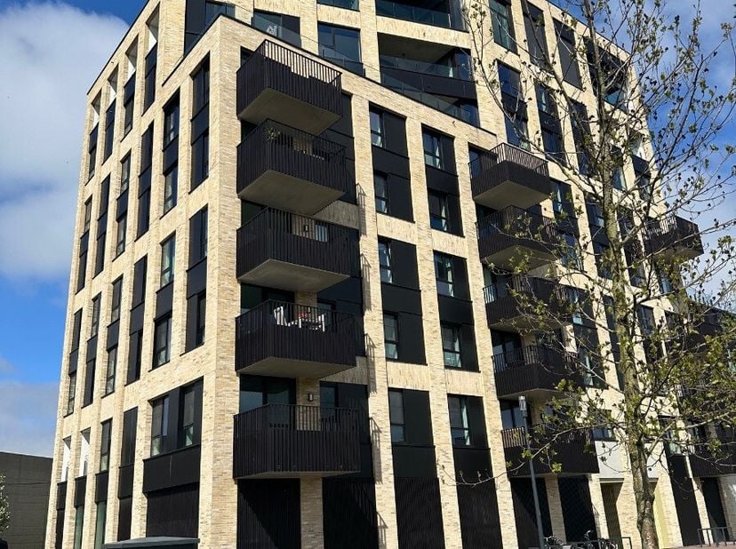 Instapklaar nieuwbouwappartement met 2 slaapkamers en ruim zonneterras Dit recente en volledig instapklare appartement is gelegen in een moderne nieuw
