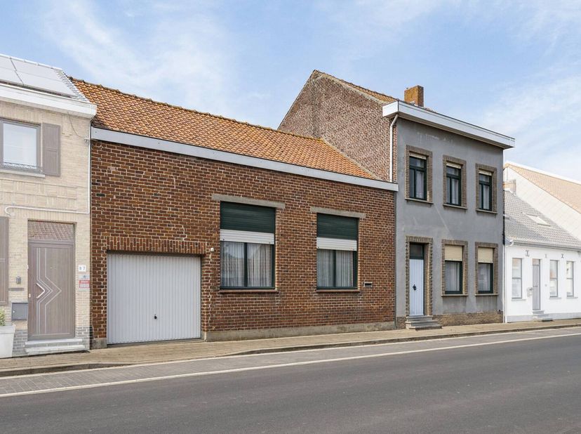 Dit huis is gelegen in het landelijke en rustige dorp Haringe. Het huis zelf is heel ruim en op te frissen. Het naast gelegen gebouw deed vroeger dien
