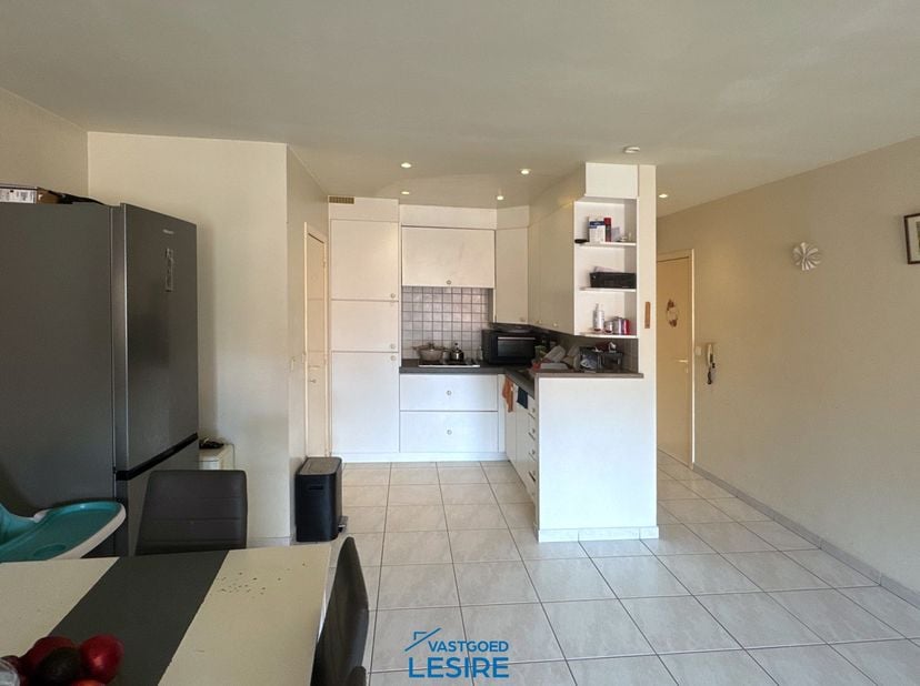 Dit gezellig appartement is gelegen in het centrum van Ieper. &lt;br /&gt;
&lt;br /&gt;
&lt;br /&gt;
Indeling:&lt;br /&gt;
&lt;br /&gt;
	-woonkamer + keuken&lt;br /&gt;
	-berging &lt;br /&gt;