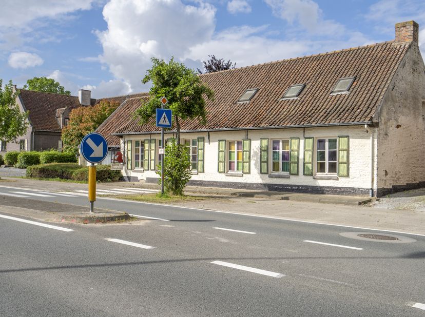 Deze te renoveren herberg uit de 17de eeuw biedt tal van mogelijkheden voor de start van een eigen zaak. &lt;br /&gt;
De charmante ruimtes lenen zich perfec