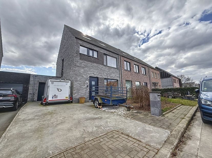 Een ruime woning voorzien van een woonkamer, een open keuken, een berging, een gastentoilet, een badkamer, 3 slaapkamers, een autostaanplaats, een gar
