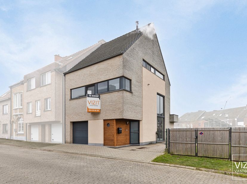 Deze recente woning (2003) ligt in een rustige woonwijk met enkel plaatselijk verkeer. Op het gelijkvloers bevinden zich een inkomhal met toilet, een