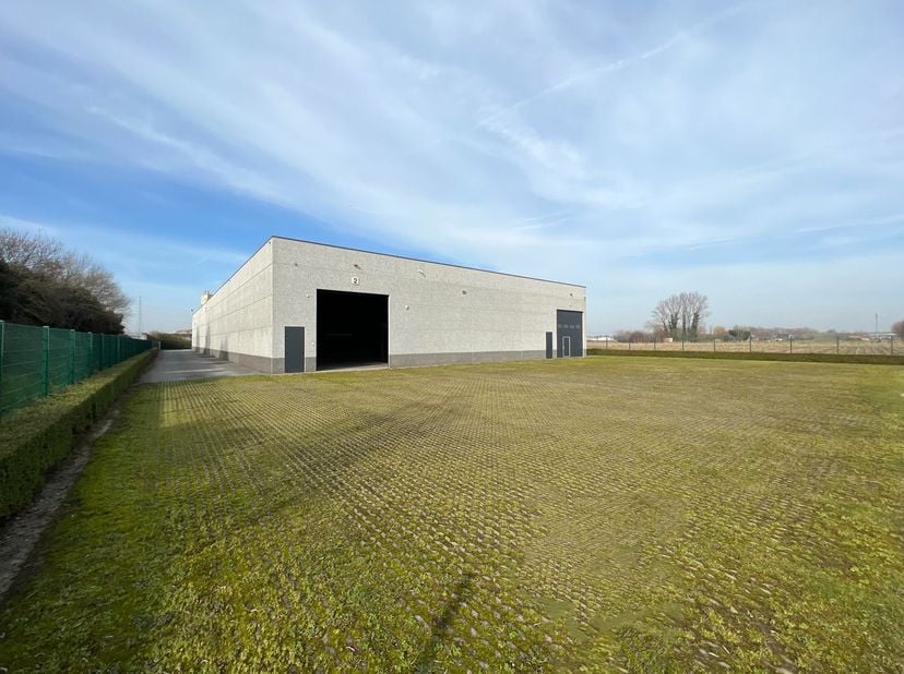 Fenomenaal gelegen bedrijfsgebouw bestaande uit 1.393 m² opslagruimte (waarvan 243 m² mezzanine) in combinatie met 588 m² kantoren en een woonst met z