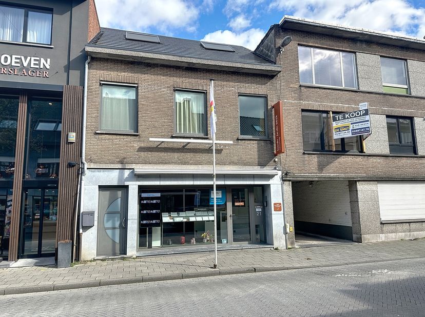 Centraal in de winkelstraat (Kapellestraat) heb je dit ruim handelspand (158 m²).&lt;br /&gt;
Momenteel is dit in gebruik als een uitvaartcentrum.&lt;br /&gt;
Uit
