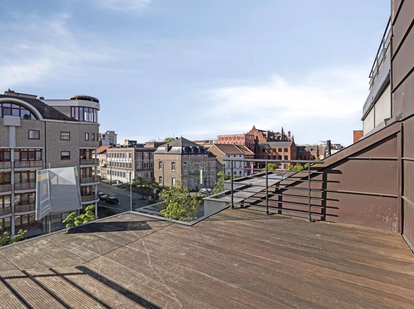 RUIM 1 SLPK APPARTEMENT (81M²) MET PRACHTIG TERRAS IN HASSELT INCLUSIEF ONDERGRONDSE PARKEERPLAATS&lt;br /&gt;
Zalig wonen in het bruisende centrum van Hass