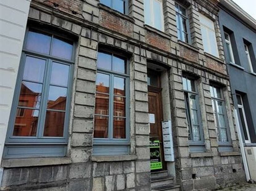 Vaste maison de caractère située dans le haut de la rue Saint-Martin, à deux pas de tout, au cachet indéniable.&lt;br /&gt;
Celle-ci fut exploitée en immeub