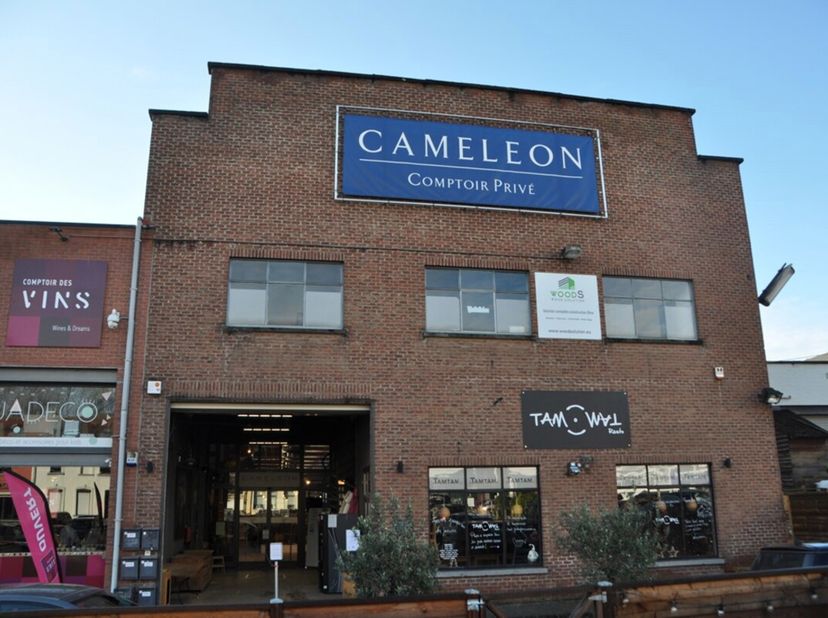 Sur le site des Papeteries de Genval. Surface commerciale de 1.785 m² aménagée avec grande vitrine de 20m. Au sein d&#039;un complexe commercial et résiden