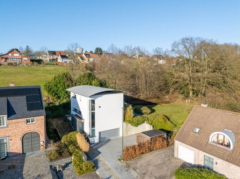 Deze moderne villa met EPC-label B is gelegen op een top-locatie in Linden, op een boogscheut van enkele voedingswinkels (Spar, bakkers, slager) en en