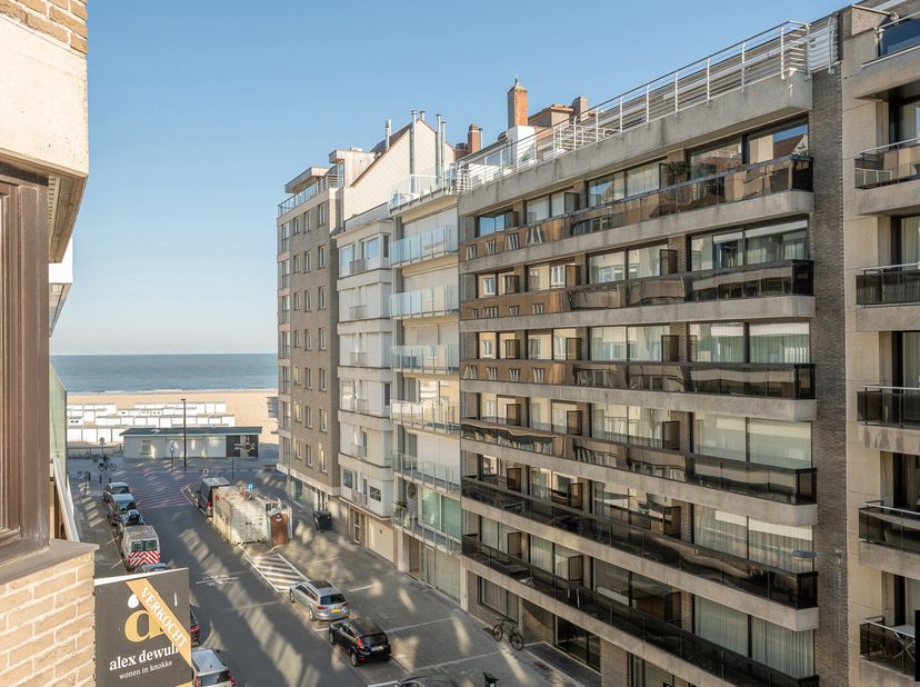 Luxe 3-slaapkamer appartement met zijdelings zeezicht.&lt;br /&gt;
Recent vernieuwd 3-slaapkamer appartement met zijdelings zeezicht vanuit de ruime woonkam