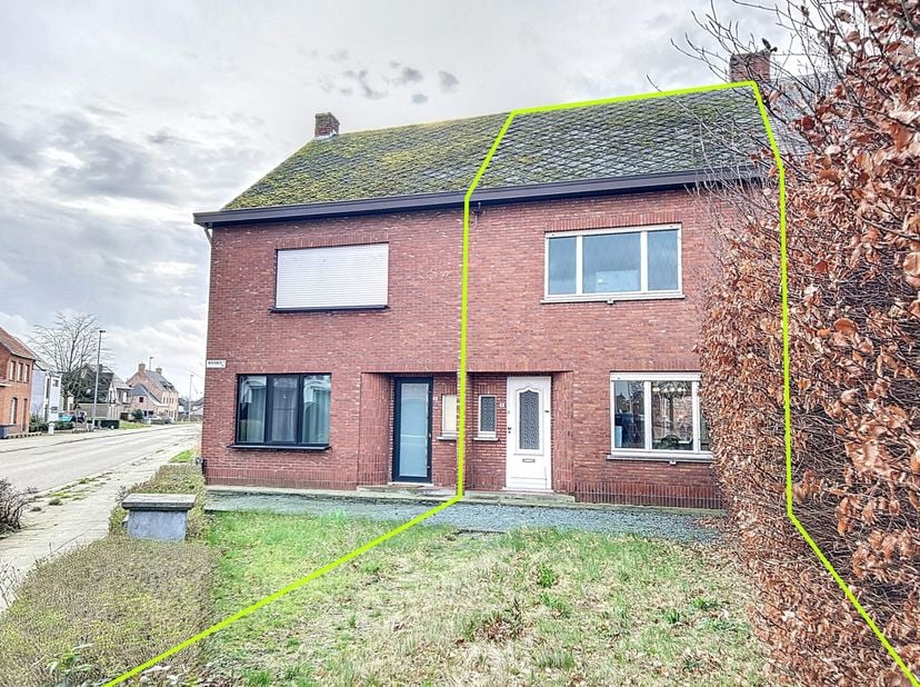 Leuke, te renoveren 4-slaapkamer woning op een mooi perceel (585m²) voorzien van een achter-inrit. Qua indeling omvat deze woning op het gelijkvloers