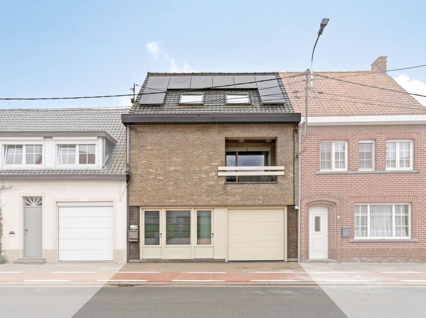 Zeer ruime instapklare gezinswoning met 4 slaapkamers (5 mogelijk) gelegen in Hoog-Beveren.&lt;br /&gt;
Deze instapklare woning werd in 2019 volledig gereno
