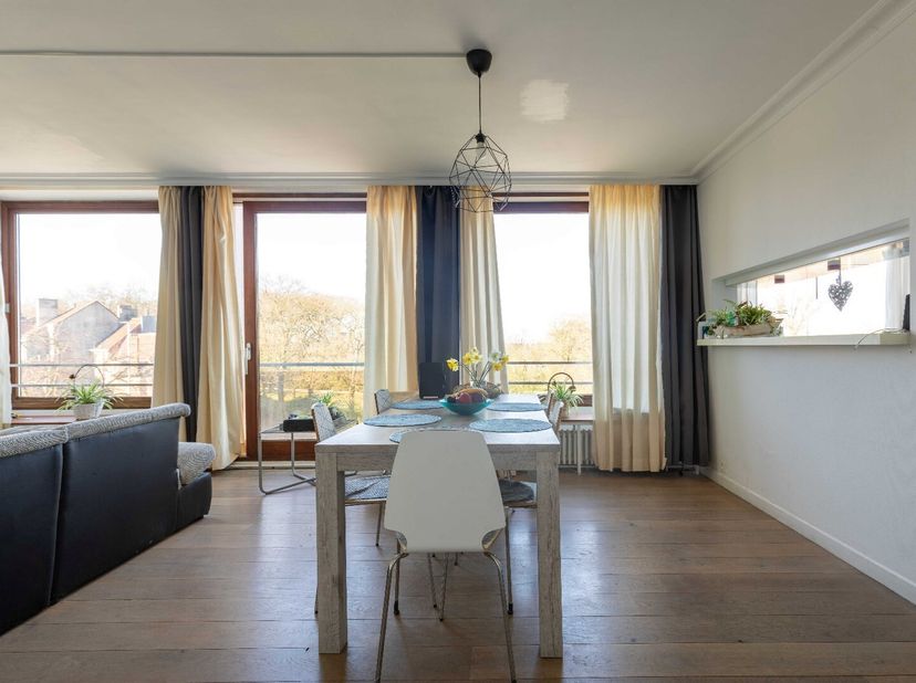 Uniek!!! Zeer aangenaam en luchtig penthouse appartement met drie slaapkamers en groot bovenliggend dakterras met prachtige verzichten over de Vesten,