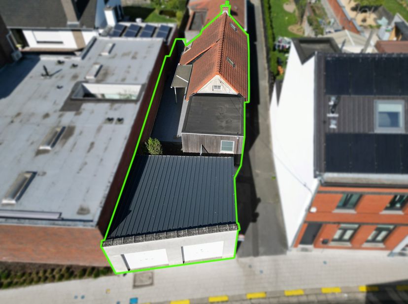 Deze charmante halfopen bebouwing is gelegen op een boogscheut van het bruisende centrum van Zwevegem. Doch gelegen in een rustige, verkeersluwe straa