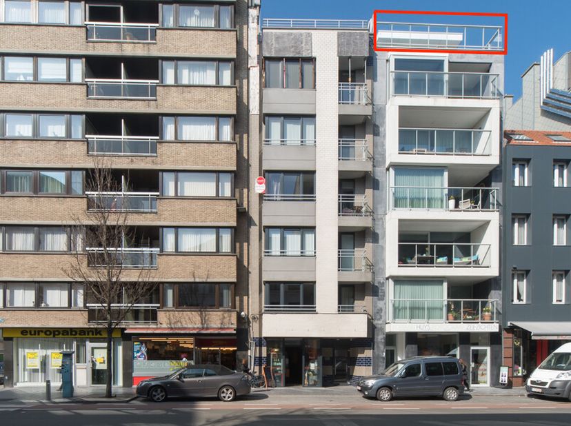 Dit luxueus appartement ligt pal in het centrum van Oostende. Het appartement is voorzien van al zijn faciliteiten en beschikt over een ruime living m