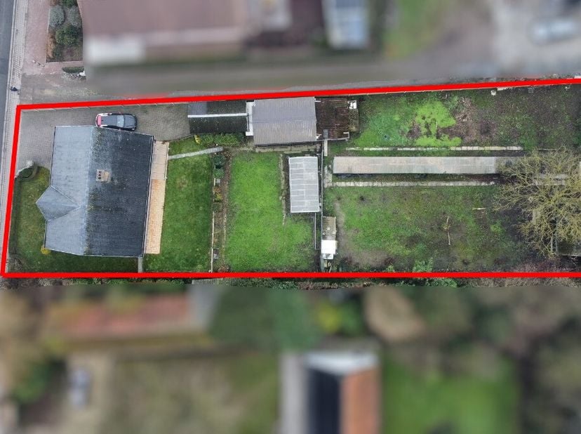 Villa op toplocatie met grote tuin van meer dan 1200 m².Deze te renoveren woning is op vandaag volledig gelijkvloers en heeft een zolder &amp;gt; 100 m² .