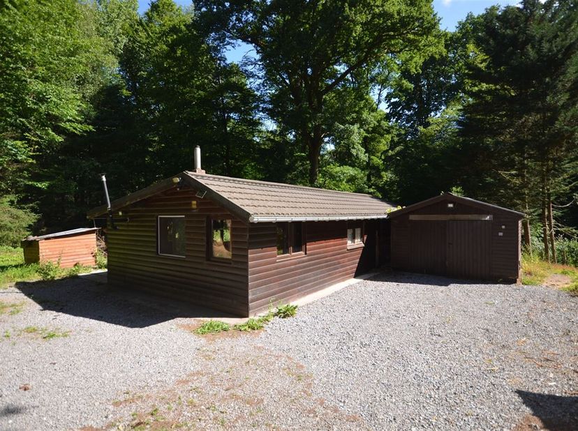 Droom je van rust, natuur en groen? Dan is dit chalet van 53 m² en atelier van 13 m² in Bruly de Pesche, in het hart van het rustige Domaine de la For