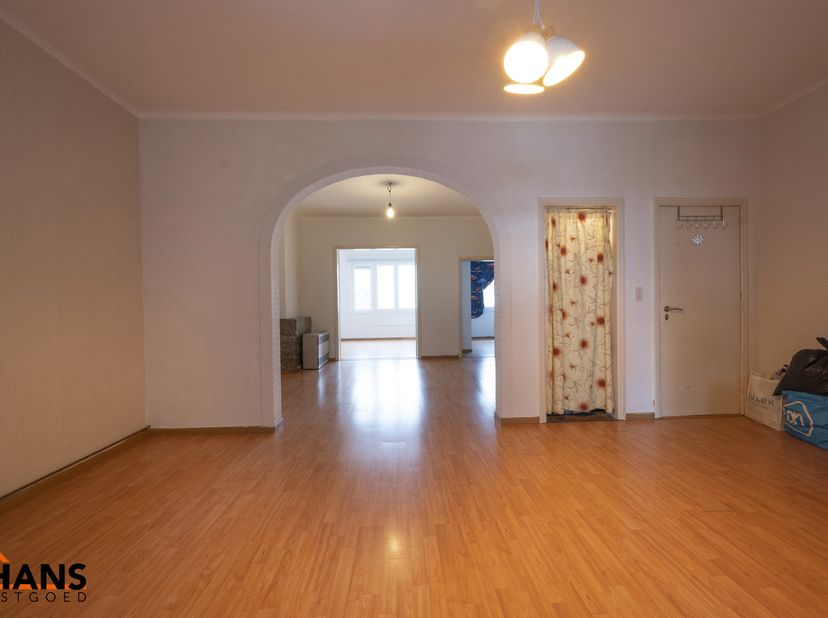 Appartement op de 2de verdieping, zonder lift.&lt;br /&gt;
Inkom; leefruimte; eetkamer; keuken met kookplaat, dampkap, spoelbak en kasten; badkamer met douc