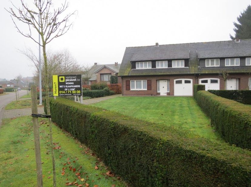 Charmante woning met 4 slaapkamers en grote tuin in het centrum van Kasterlee.&lt;br /&gt;
&lt;br /&gt;
De woning bestaat uit een inkomhal met rechte trap naar bo
