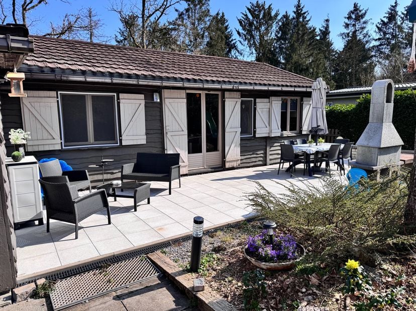 Durbuy (Barvaux): ISIMMO biedt u deze charmante chalet met 3 slaapkamers aan, gelegen op een bebost perceel van 15a38. U kunt hier permanent wonen, uw