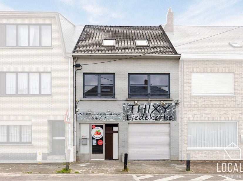 Bent u op zoek naar een investering met zowel commerciële als residentiële mogelijkheden? Dit handelshuis biedt de perfecte combinatie van een handels