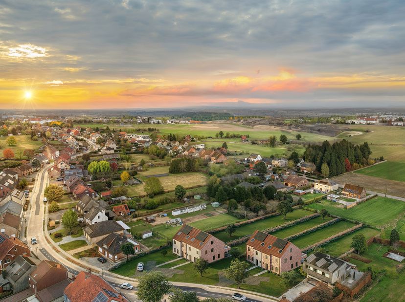In het hart van het geliefde Haasrode, op een strategische locatie, vinden we deze prachtig nieuw te bouwen halfopen woning terug. Gelegen op een roya