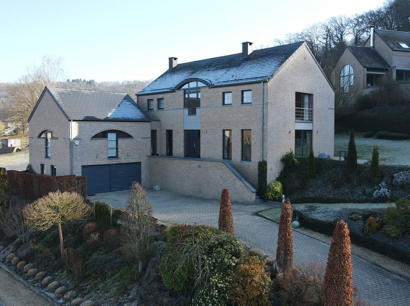 Te ontdekken in de gemeente Yvoir: deze prachtige villa, gebouwd in 2009, met ruime volumes, uitstekende lichtinval en hoogwaardige afwerkingen. De fu
