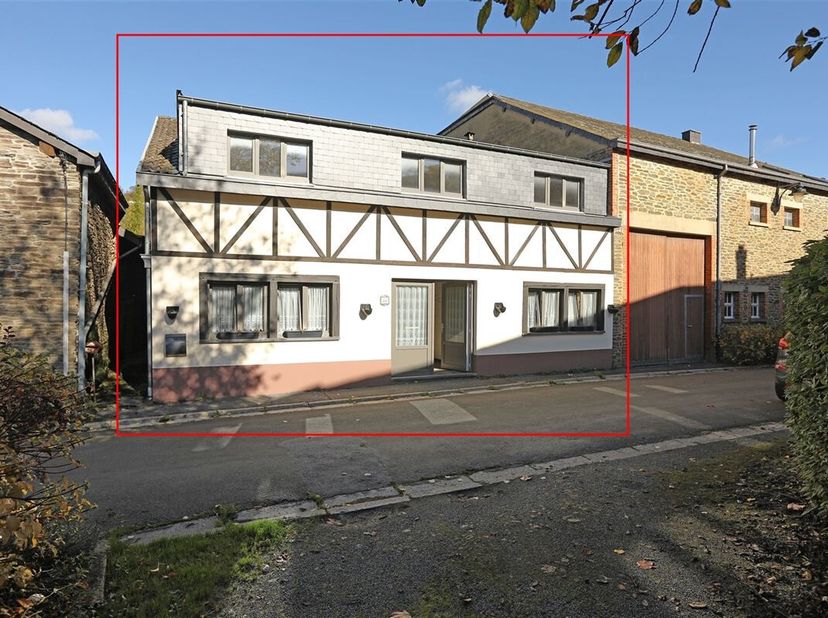 Woning in stenen uit de streek ligt in het dorp Frahan-sur-Semois, deelgemeente van Bouillon.&lt;br /&gt;
Met een bebouwde oppervlakte 111 m², dit grotendee