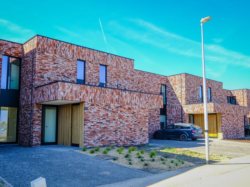 Nieuwbouwwoning met 3 slaapkamers in Bilzen-Hoeselt&lt;br /&gt;
Deze eigentijdse nieuwbouwwoning vind je terug op Elstarstraat 53 in Bilzen, op wandelafstan