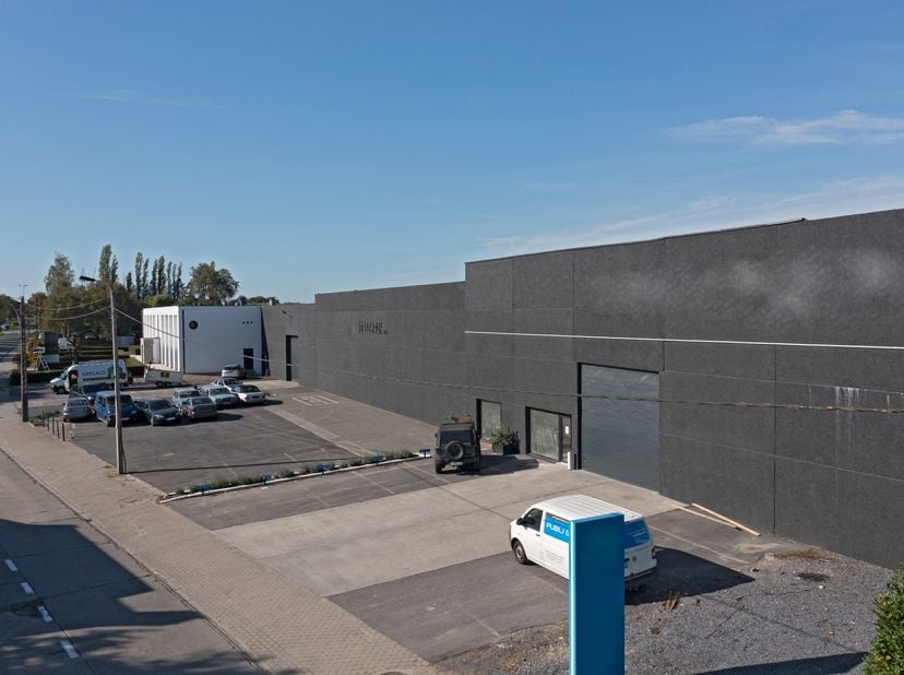 Het magazijn beschikt over een commerciële ligging met vlotte verbinding naar op- en afrit van Waregem.&lt;br /&gt;
&lt;br /&gt;
Specificaties: &lt;br /&gt;
- Sectional