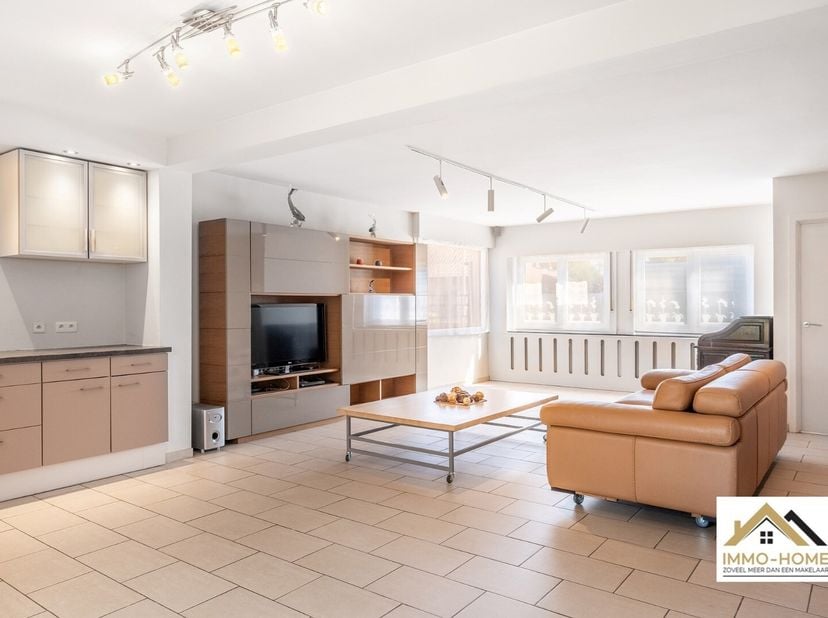 Deze licht op te frissen woning ontvangt je in een compacte inkomhal, die je verder brengt tot in de riante leefruimte met open keuken. De diverse raa