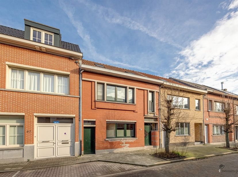 Cette maison est située au coeur de Kruibeke. Elle est étonnamment spacieuse et offre de nombreuses possibilités. Beaucoup de lumière et un grand jard
