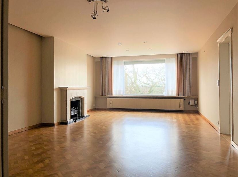 Appartement à louer dans le centre de Deerlijk. Entrée avec vestiaire et toilettes invités. 2 chambres à coucher spacieuses. Salle de bain avec baigno