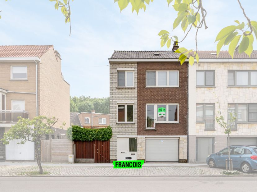 Cette agréable maison semi-mitoyenne est située dans une rue calme et conviviale pour les enfants à Courtrai, dans un emplacement de choix à proximité