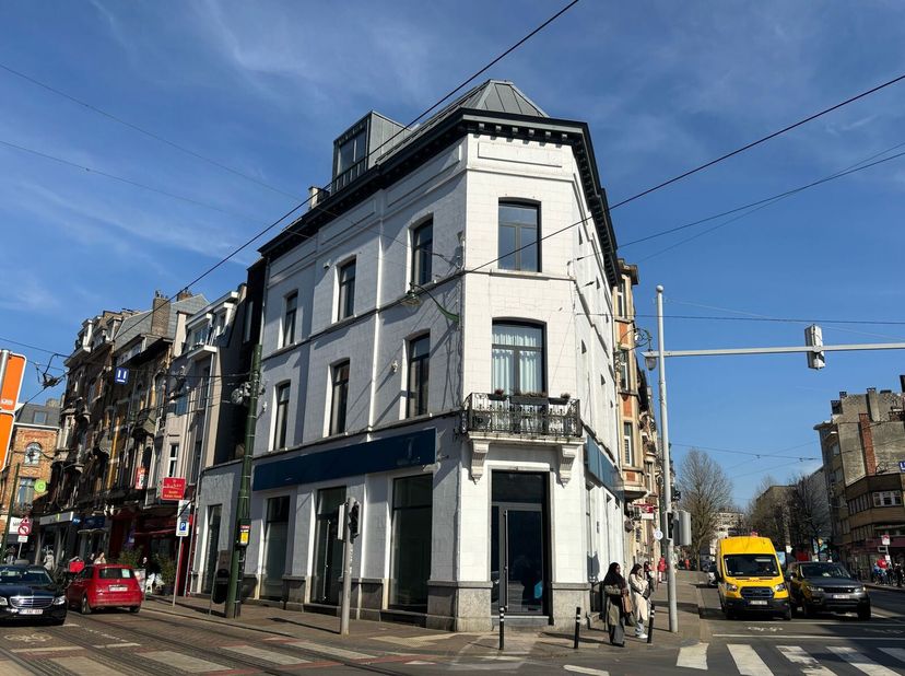 Voor meer informatie en een bezoek te plannen, neem contact op met Marie op +32 472 38 18 33 of per e-mail naar marie@bytheway.be. Gelegen op de hoek