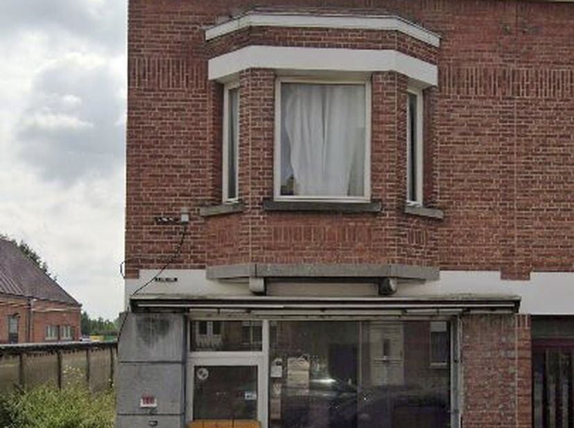 LUMINEUZE WONING &lt;br /&gt;
 &lt;br /&gt;
Een lumineuze woning toe aan grondige renovatie, ondanks gunstige energiescore, gelegen in het hartje van Zemst-Laar.