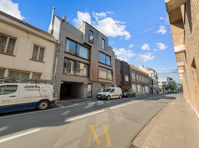 Op wandelafstand van de markt van Waregem, winkels, horeca en openbaar vervoer, bevindt zich dit instapklare dakappartement (bj. 2018). Dit appartemen