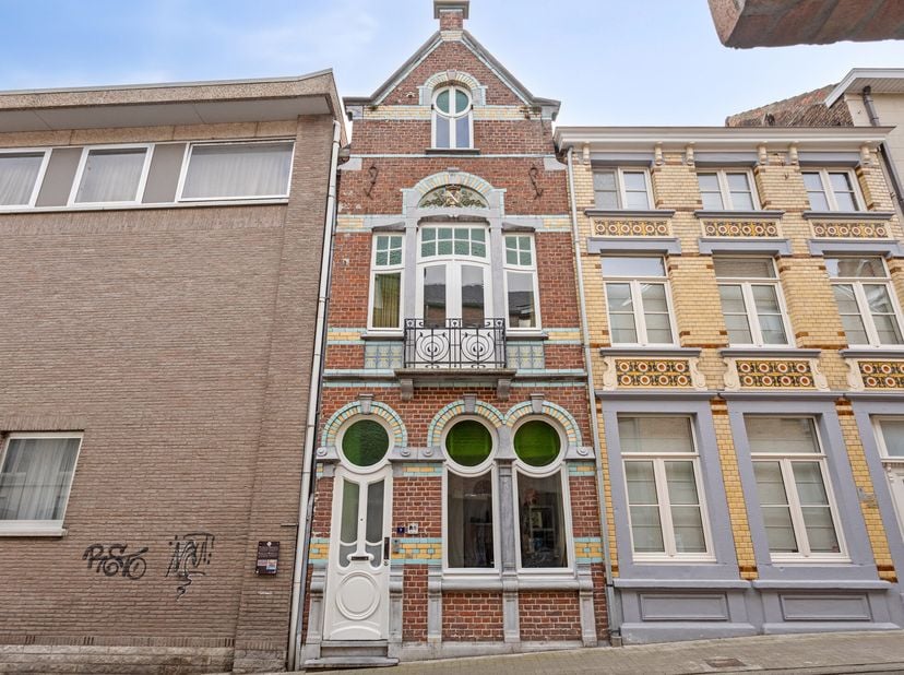 Dit prachtige herenhuis in eclectische stijl in het centrum van Tongeren-Borgloon combineert modern wooncomfort met authentieke charme. De woning werd