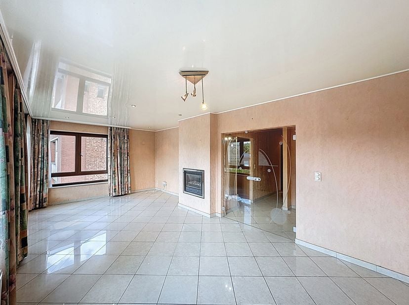 Gelegen in de zeer gewilde wijk &quot;Biens Communaux&quot;, combineert dit prachtige appartement comfort, licht en aangename buitenruimtes.&lt;br /&gt;
Het bestaat u