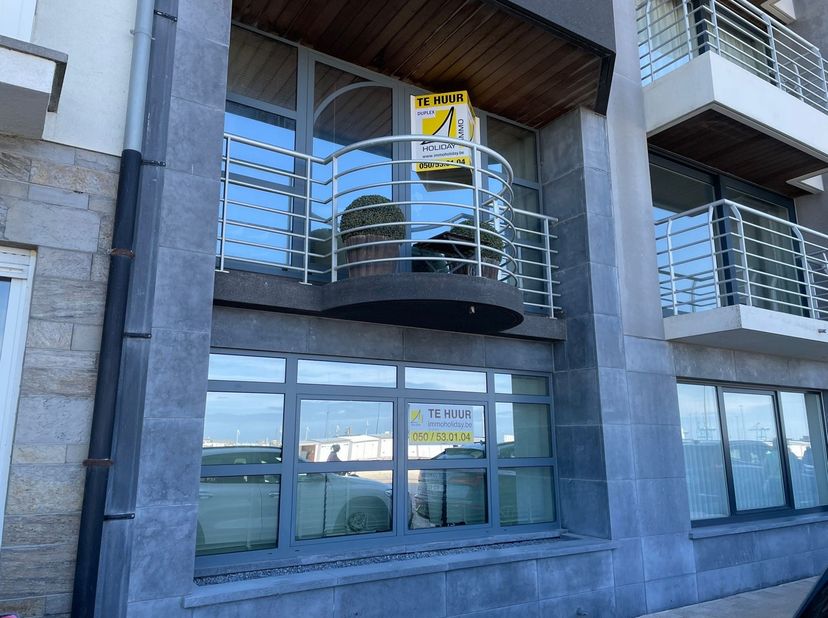 Zoekt U een ruim appartement op de zeedijk ? Dan is dit duplex-appartement zeker de moeite waard om es te bezoeken. Op het gelijkvloers is er een leuk