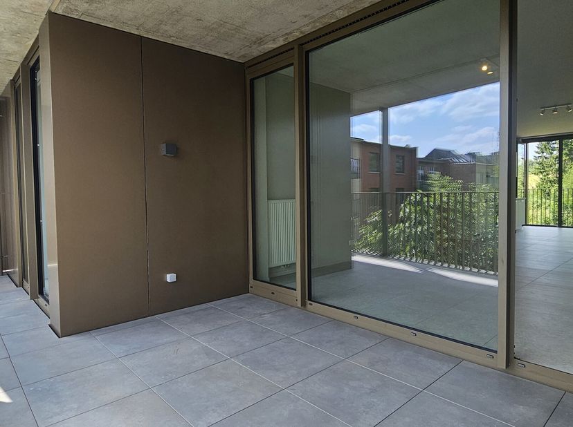 Sis face au parc du Scheutenbos, appartement dans un projet neuf à basse consommation énergétique (PEB = B). Première occupation. L&#039;appartement est co