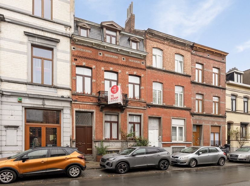 Spacieuse maison familiale à vendre à Molenbeek - Bruxelles, près de Tour &amp; Taxis (EPC F - 238 m² bruts) avec jardin orienté à l&#039;ouest (48 m²).&lt;br /&gt;