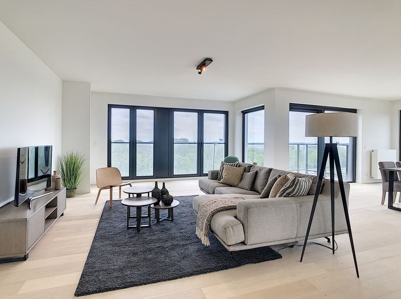 Dit luxueuze lichtrijk appartement vinden we terug op de achtste verdieping van residentie Valora te Ingelmunster. Het gebouw werd in 2019 opgetrokken