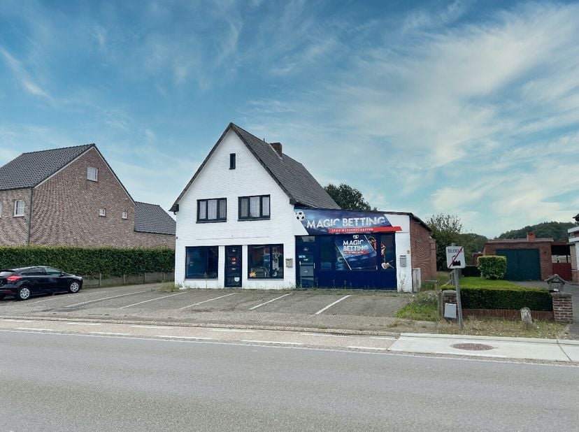 Handelspand met vele mogelijkheden te Balendijk, Lommel: Gelegen langs Balendijk; veel passage8 parkeerplaatsenOpen handelsruimte2 toilettenGunstig EP