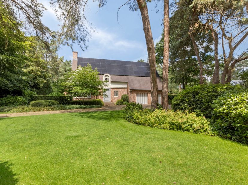 Deze prachtige villa is gelegen in een rustige en groene omgeving in Mol-Wezel, in een doodlopende straat, wat garant staat voor privacy en weinig ver