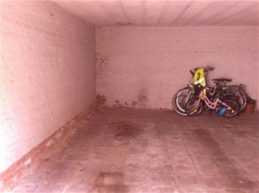 ELSENE, vlakbij de ULB en de Boondaalsesteenweg, overdekte parkeerplaats op de binnenplaats achter het gebouw.