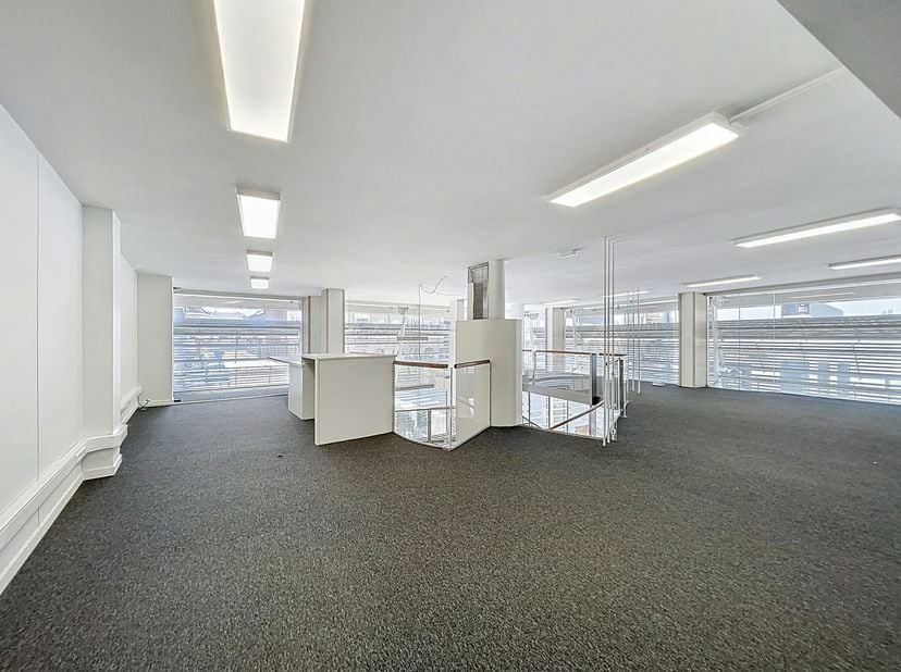 Vous recherchez une propriété commerciale spacieuse dans un emplacement idéal? Ce bâtiment, situé à Sint-Amandsberg près de Gand-Dampoort, offre une s