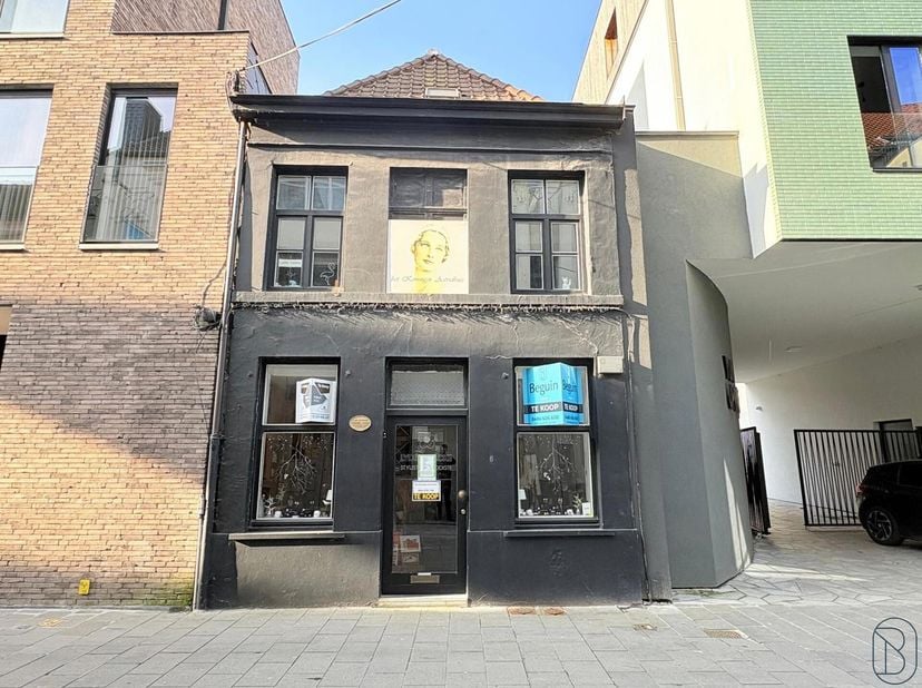 TOPGELEGEN HISTORISCHE WONING, ideaal als kantoor/winkelruimte met woonst. Gelegen in het centrum van Kortrijk. Zuid-West gericht TERRAS, en 2 SLK. In