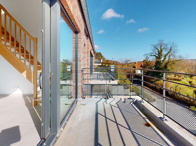 Locatie :&lt;br /&gt;
 Gelegen aan de ingang van het dorp Faux met vrij uitzicht over het omliggende platteland, profiteert dit gebouw van een zeer snelle t