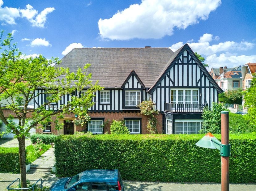 Dans une situation privilégiée à la lisière du Bois de la Cambre, au cur du très prisé quartier du Vert Chasseur, ravissante villa de style normand da