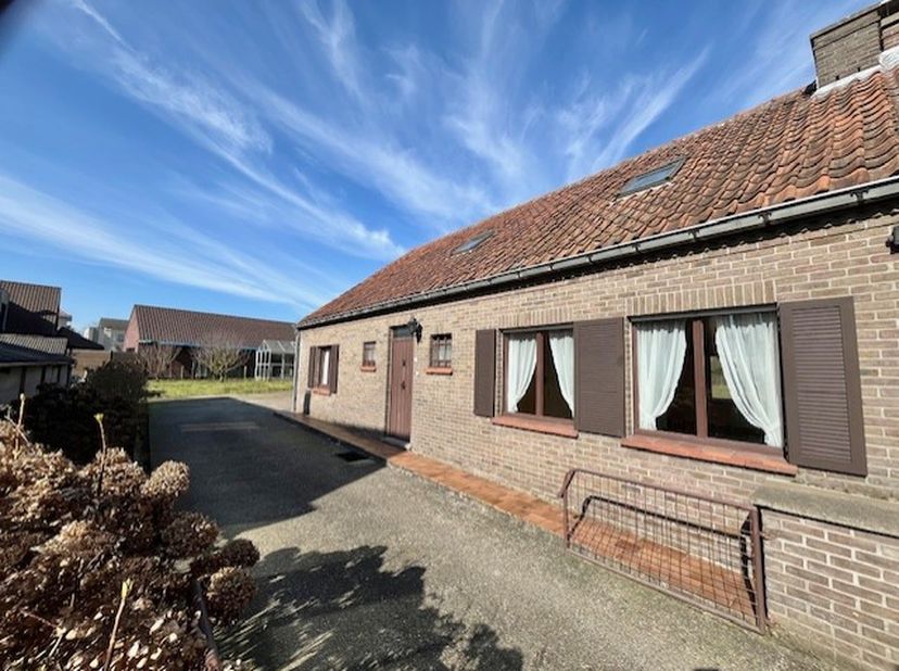 Ben jij op zoek naar een woning met potentieel om je eigen stempel op te drukken? Deze gezellige woonst in het groene Ursel biedt tal van mogelijkhede